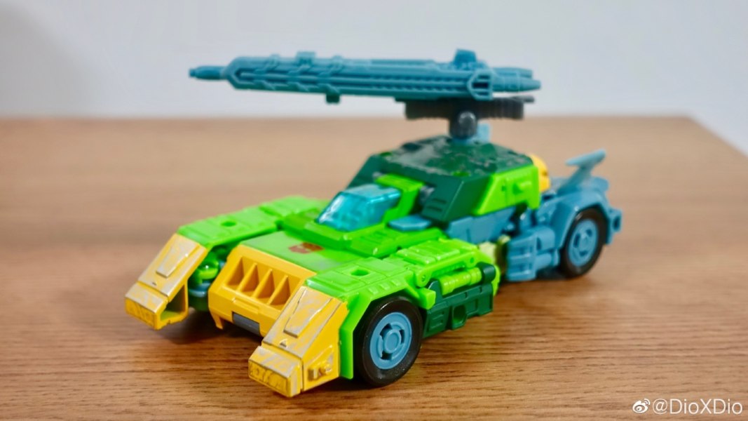 Transformers Siege Springer Wave 3 Voyager In Hand Pictures  (9 of 9)